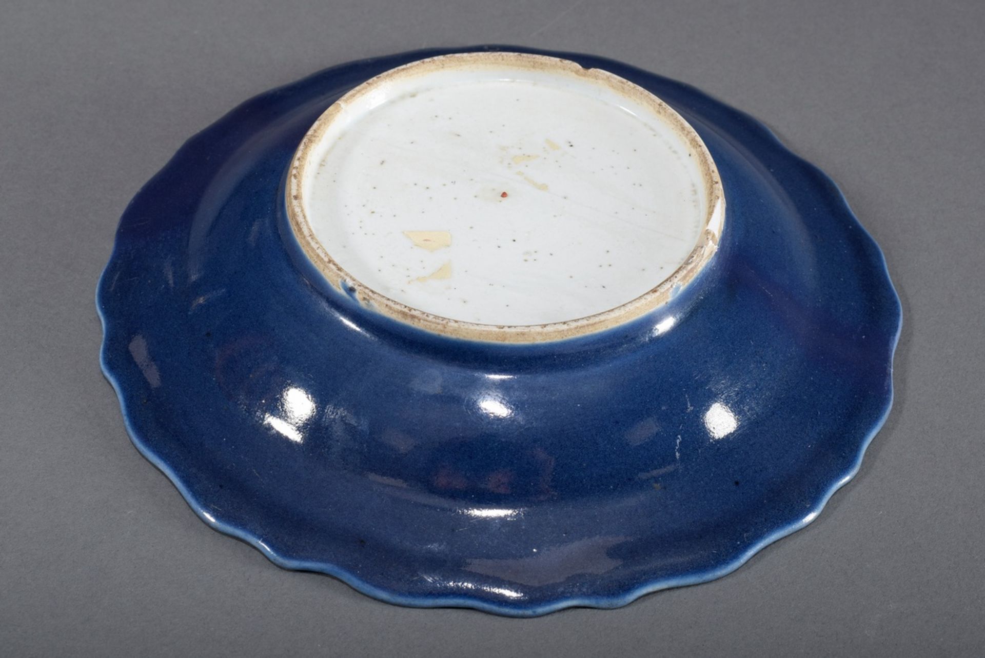 3 Diverse puderblaue Porzellane mit Resten von G | 3 Various powder blue porcelains with remains of - Bild 13 aus 16