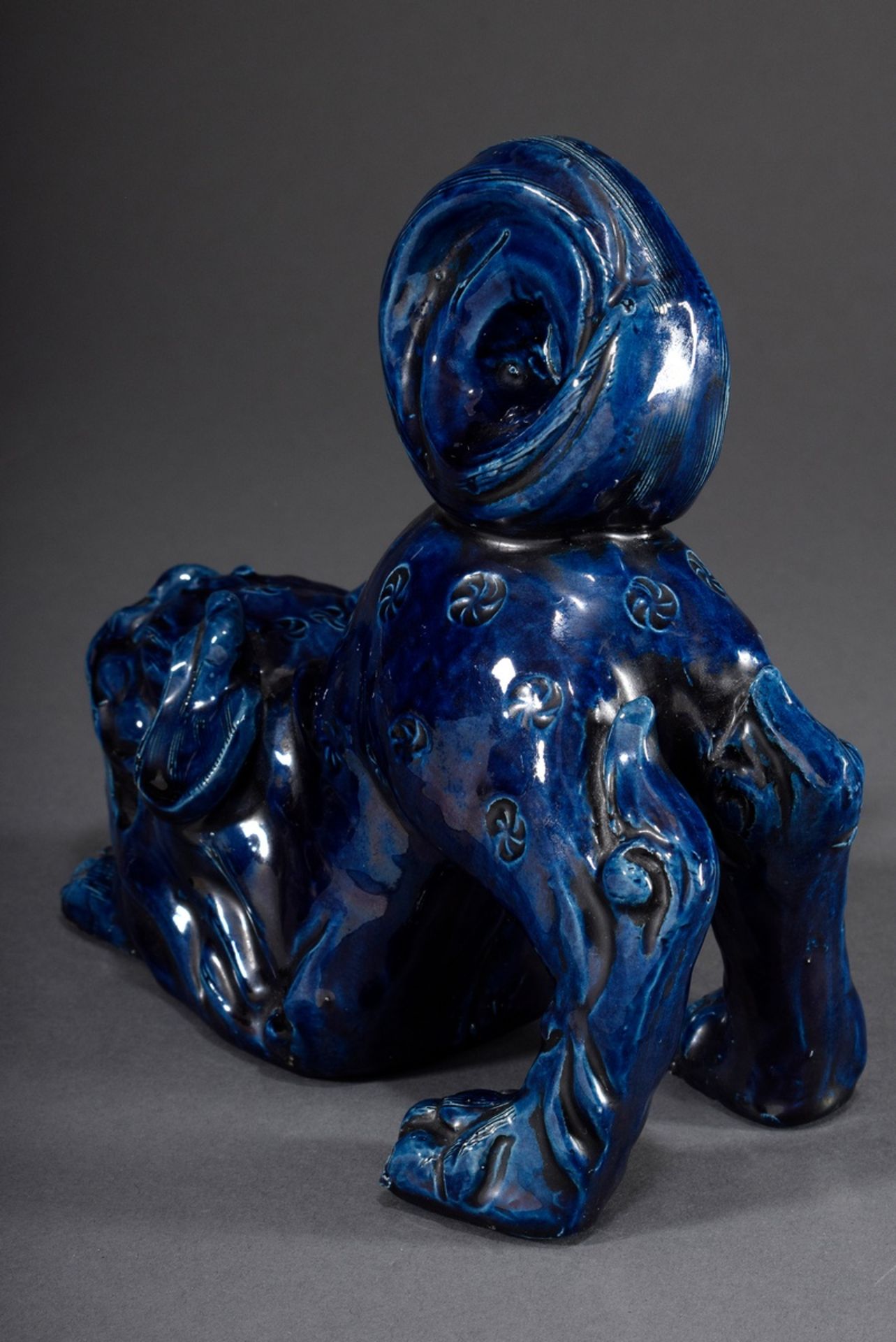 Chinesische Keramik "Spielender Shishi" mit blau | Chinese pottery "Playing Shishi" with blue/black - Bild 4 aus 5