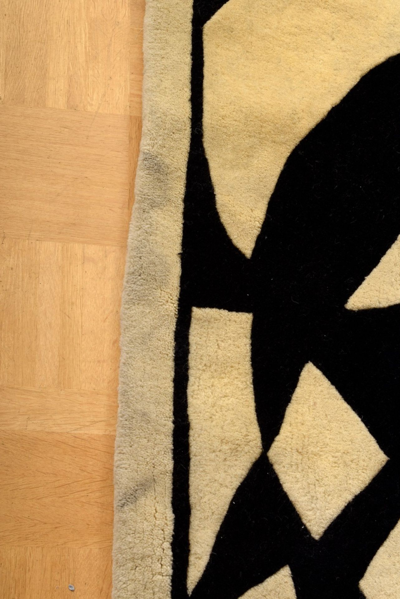 Künstlerteppich, schwarze-weiße Abstraktion, 20.J | Artist's carpet, black and white abstraction, 2 - Bild 3 aus 4