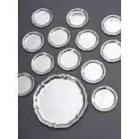 13 Teile Chippendale Untersetzer und Tablett, Wil | 13 pieces Chippendale coaster and tray, Wilkens