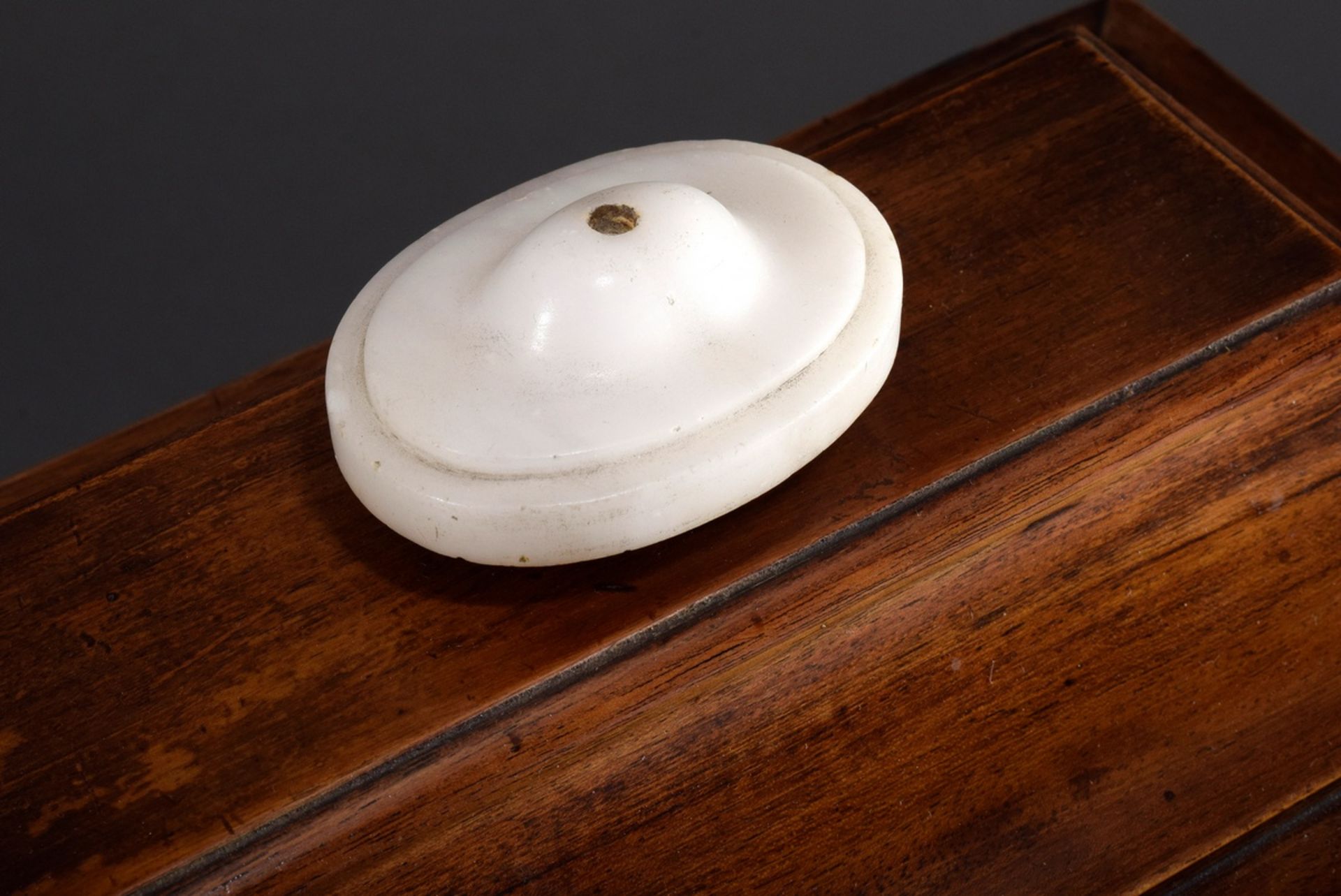 Pendule in Holzgehäuse mit Muschelintarsien, sei | Pendulum in wooden case with shell inlays, later - Bild 8 aus 11