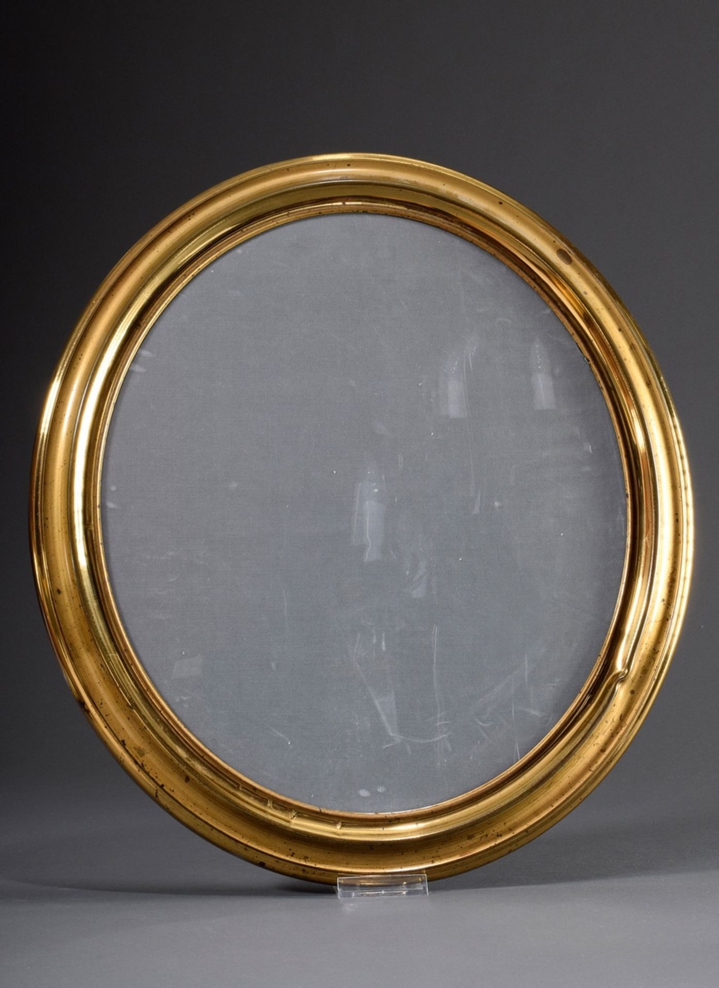 Ovaler Rahmen mit Messingbeschlag, FM 43,5x38,3cm, | Oval frame with brass fittings, RM 43,5x38,3cm