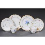 Paar Meissen Kaffe Gedecke mit floralem Goldrand | Pair of Meissen coffee place settings with flora