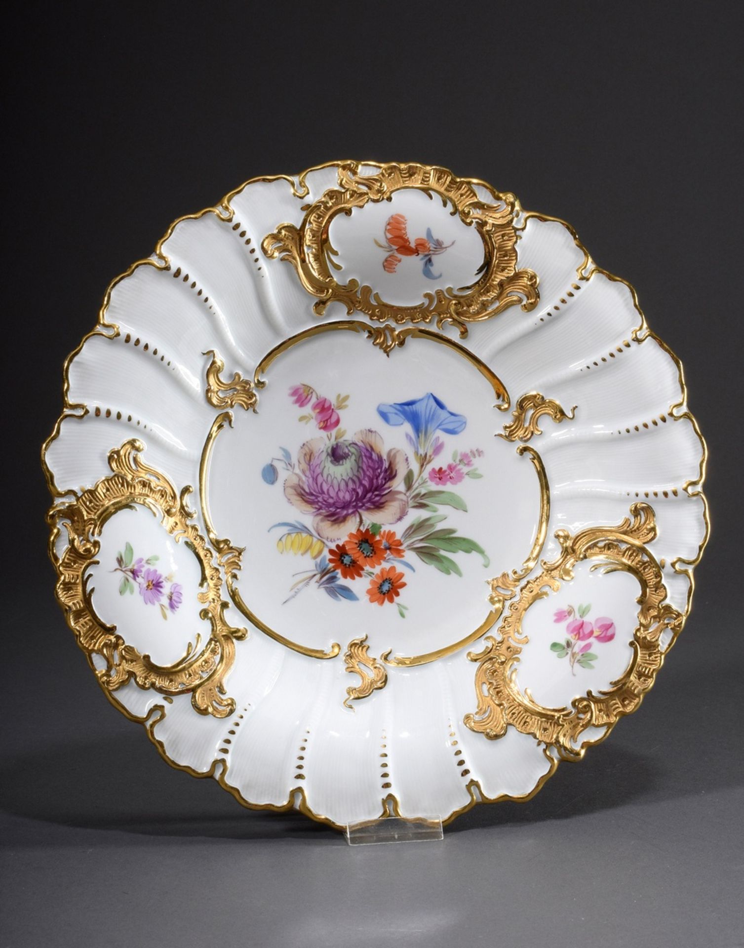 Meissen Prunkteller mit polychromer Blumenmalere | Meissen show plate with polychrome floral painti