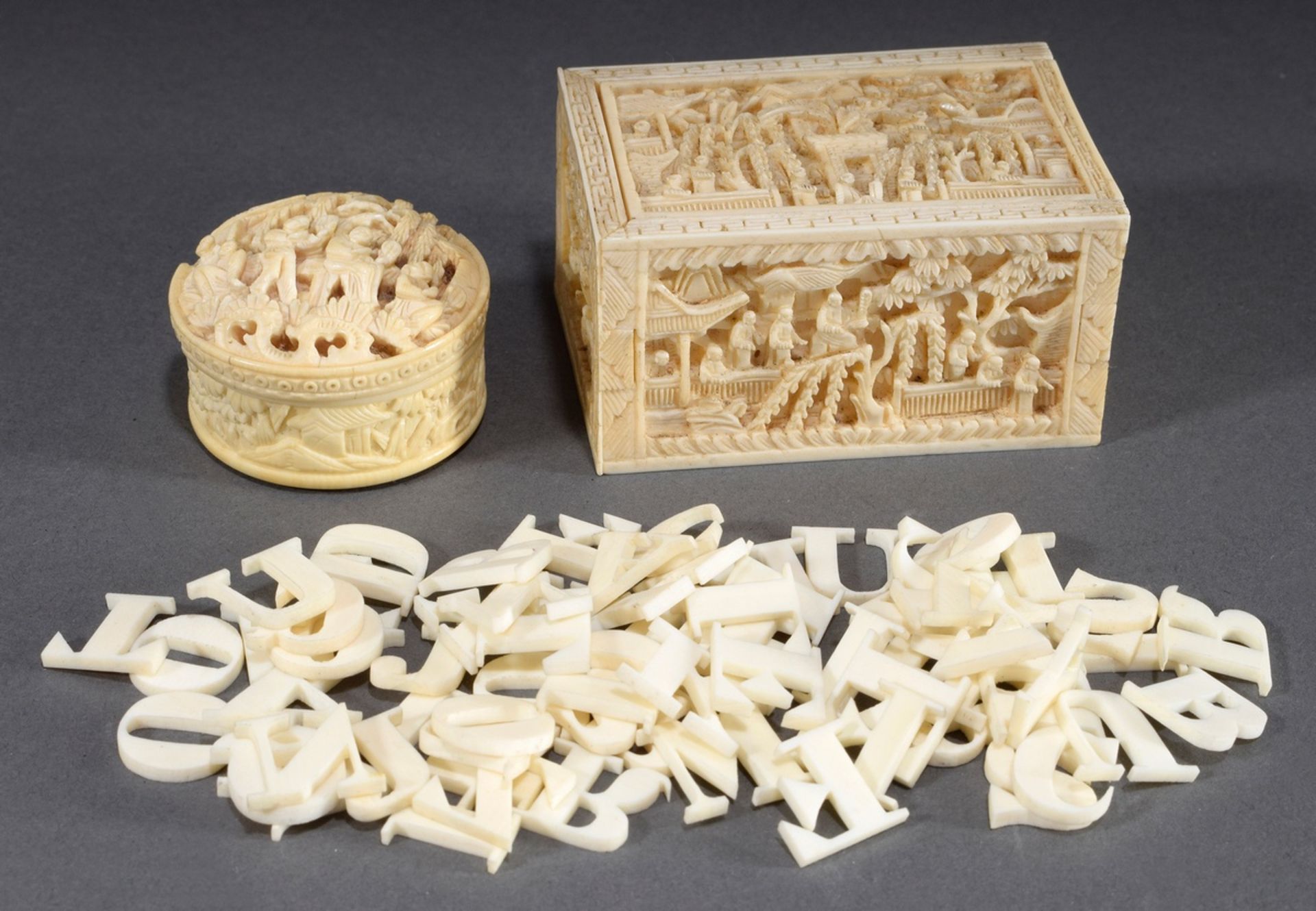 2 Diverse chinesische Elfenbein Dosen, rund und | 2 Various Chinese ivory boxes, round and angular