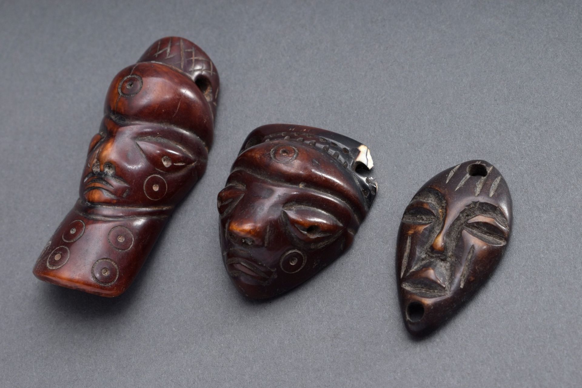 3 Lega Amulett Anhänger "Masken", Elfenbein mit | 3 Lega amulet pendants "Masks", ivory with old p