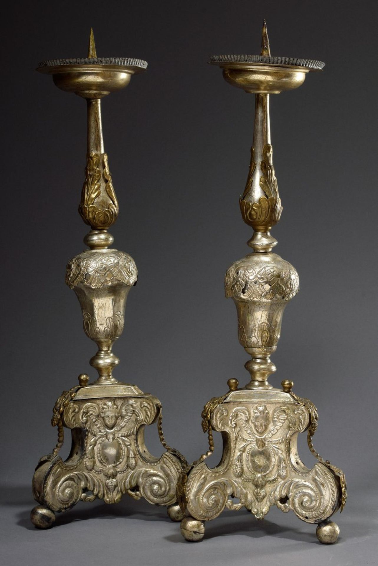 Paar große Barocke Altarleuchter mit reichem Rel | Pair of large baroque altar candlesticks with ri