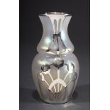 Kleine irisierenden Jugendstil Vase mit geometrisc | Small iridescent Art Nouveau vase with geometr