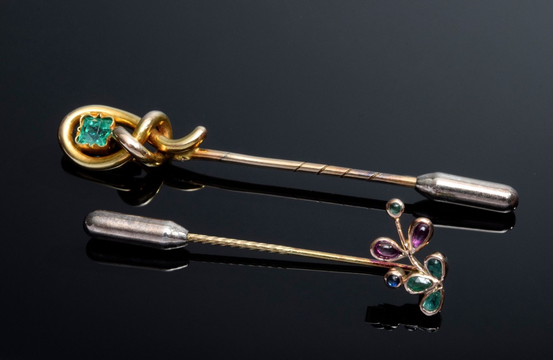 2 Diverse formschöne GG 585 Krawattennadeln mit Saphir | 2 Various GG 585 tie pins with sapphires,