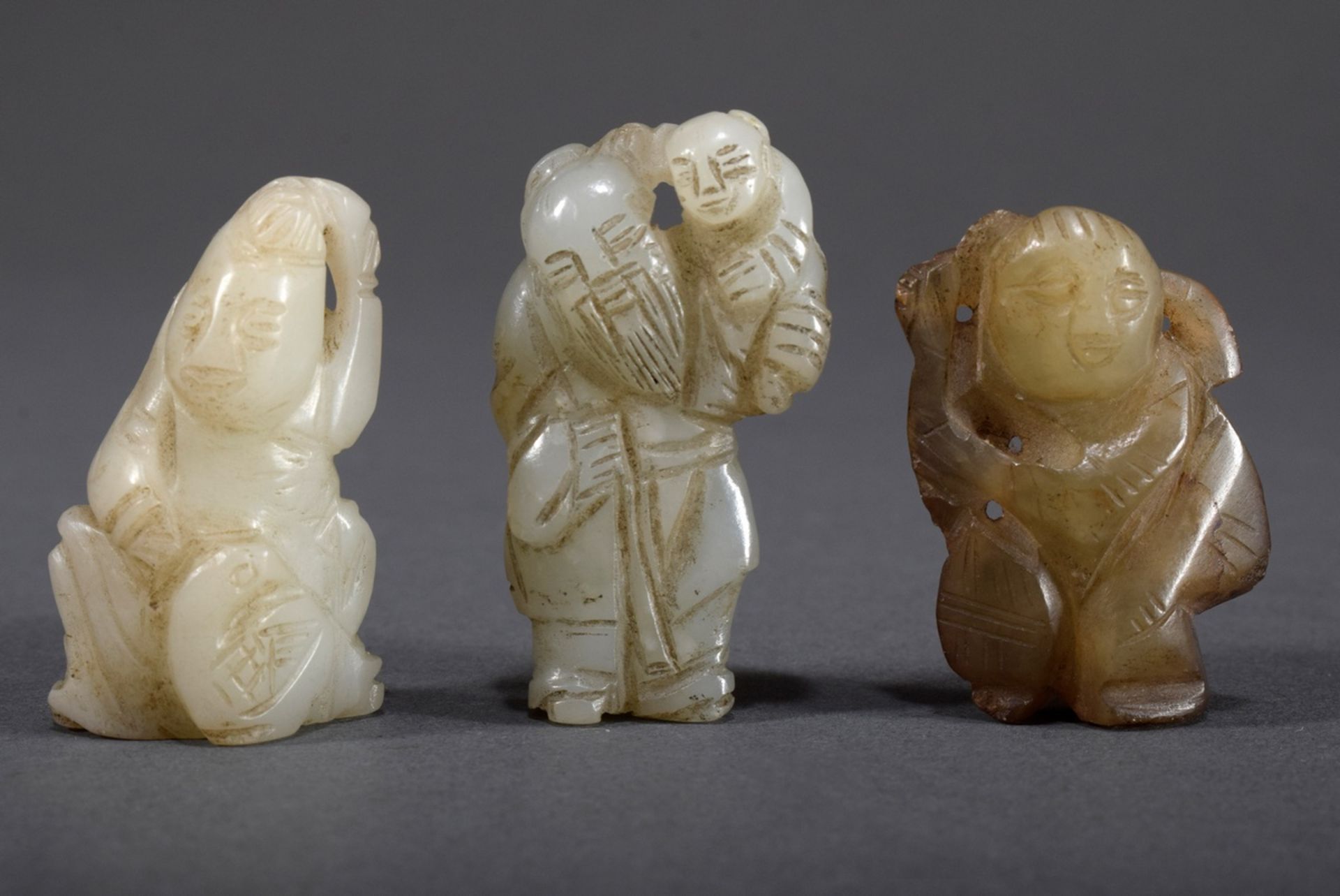 3 Diverse chinesische Jade Schnitzerei "Figuren", H. | 3 Various Chinese jade carving "figures", h.