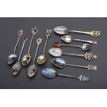 11 Diverse Souvenir Mokkalöffel mit farbig email | 11 Various souvenir demitasse spoons with colour