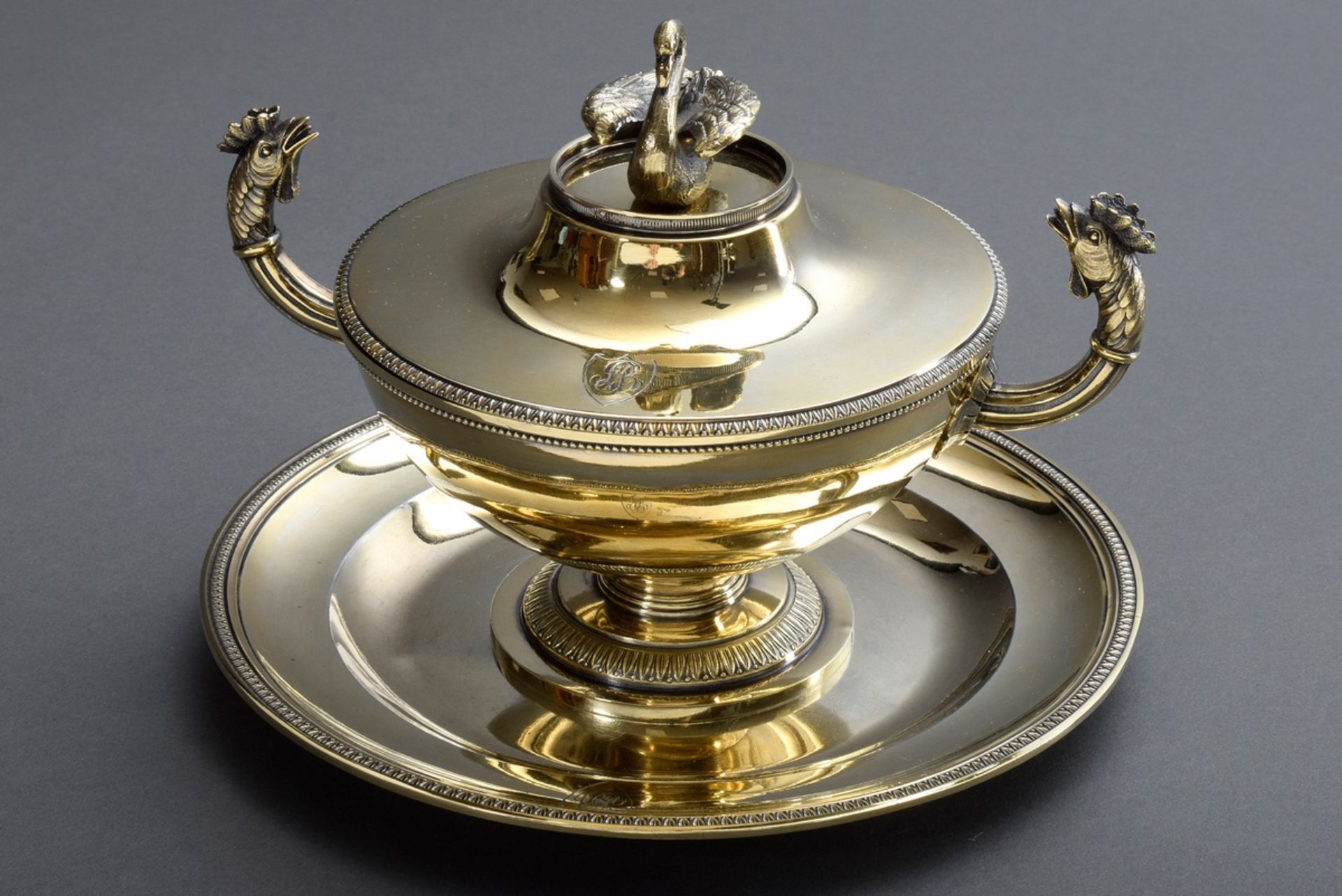 Empire Deckelterrine mit Hahnenkopf-Griffen und | Empire lidded tureen with rooster head handles a