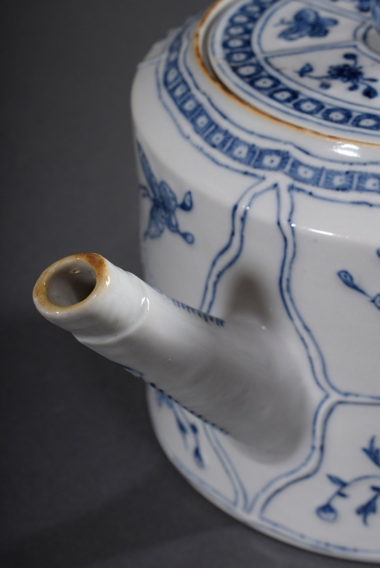 Kleine zylindrische Teekanne mit doppelt gekreuz | Small cylindrical teapot with double crossed bra - Bild 13 aus 14