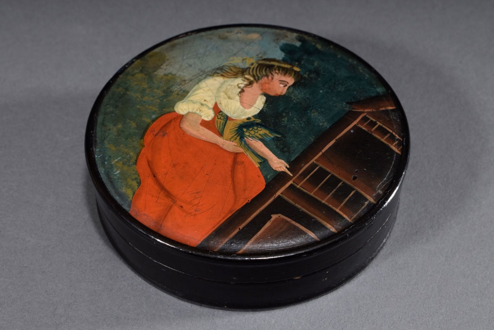 Runde Lackdose in Stobwasser Art "Junge Frau mit | Round lacquer box in Stobwasser style "Young wom