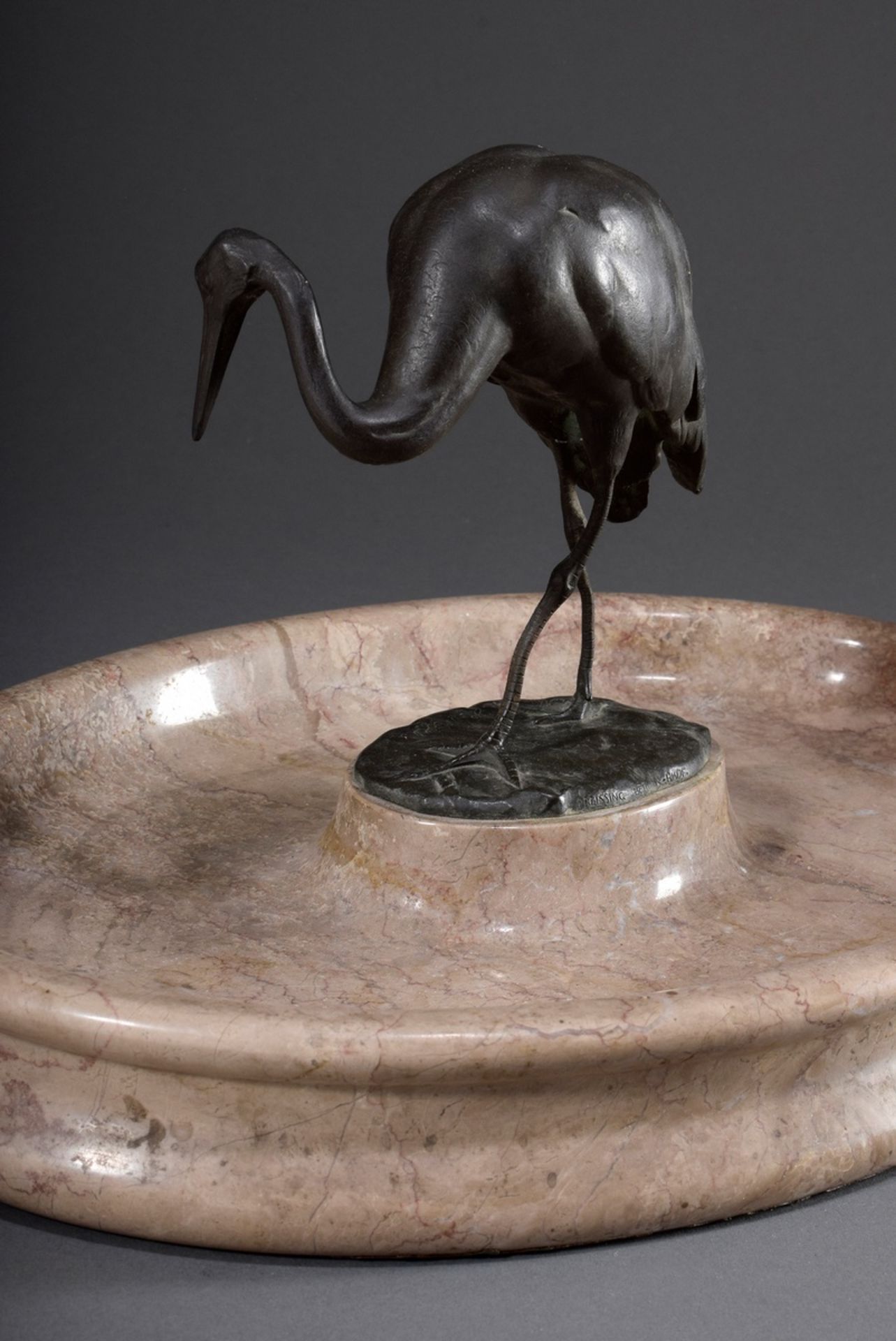 Ovale Marmorschale mit Bronze Figur "Kranich", s | Oval marble bowl with bronze figure "Crane", sig