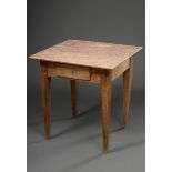 Kleiner rustikaler Tisch mit rötlicher Marmorpla | Small rustic table with reddish marble top on po