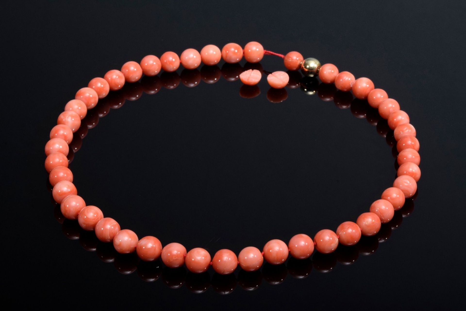 Klassische Korallenperlenkette mit GG 585 Nittel | Classic coral pearl necklace with GG 585 nittel