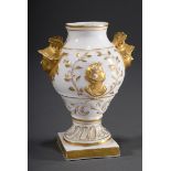 Kleine Nymphenburg Potpourri Vase mit plastische | Small Nymphenburg potpourri vase with sculpted m