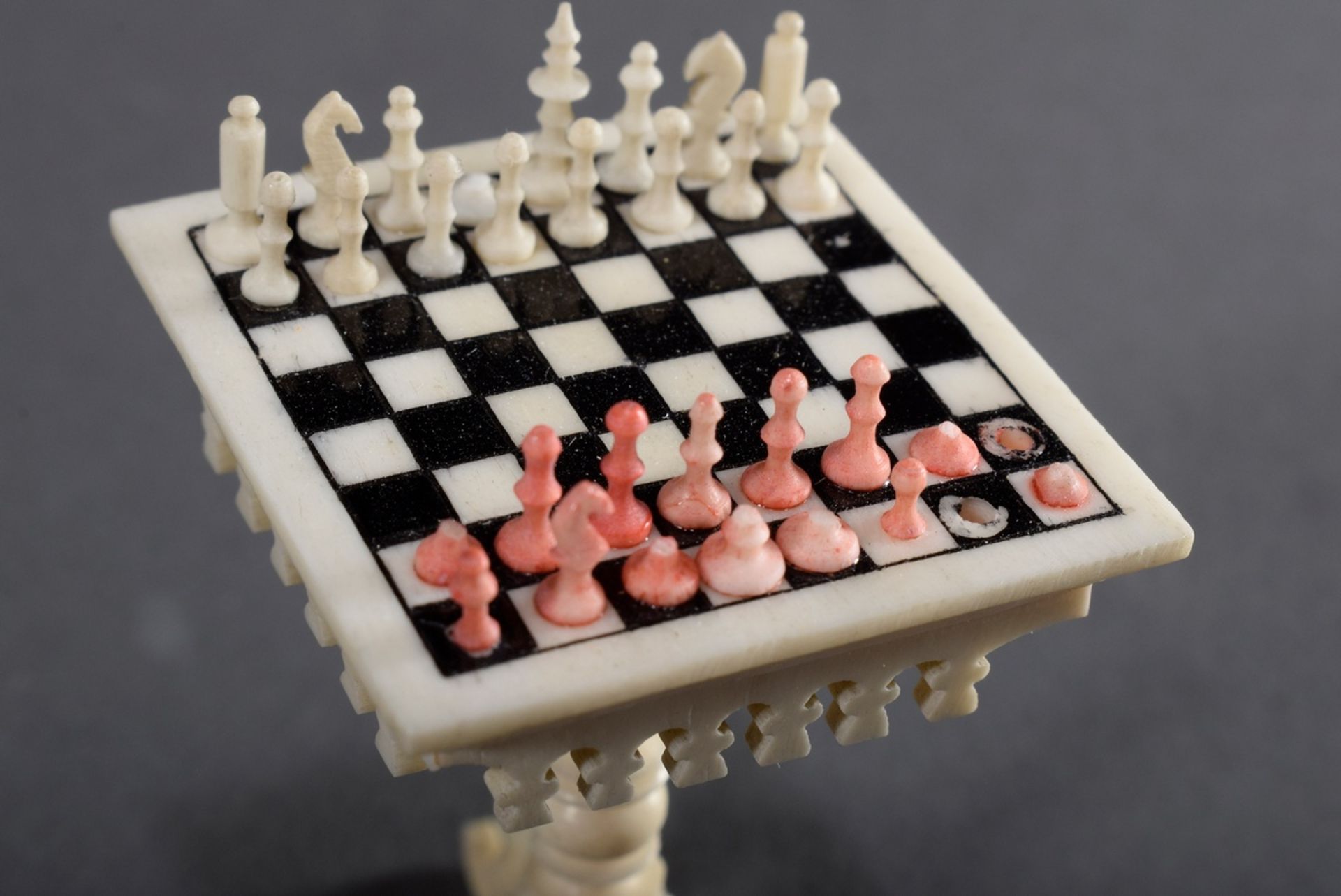 Miniatur "Schachtisch", Bein geschnitzt und gedr | Miniature "chess table", carved and turned bone, - Bild 3 aus 4