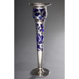 Hohe Solifleur Vase aus kobaltblauem Glas mit fl | Tall Solifleur vase of cobalt blue glass with fl
