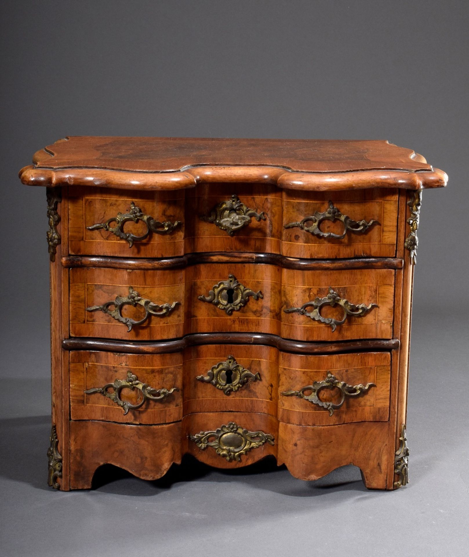 Historismus Modellkommode mit zweifach geschweif | Historicism model chest of drawers with double c - Bild 3 aus 9