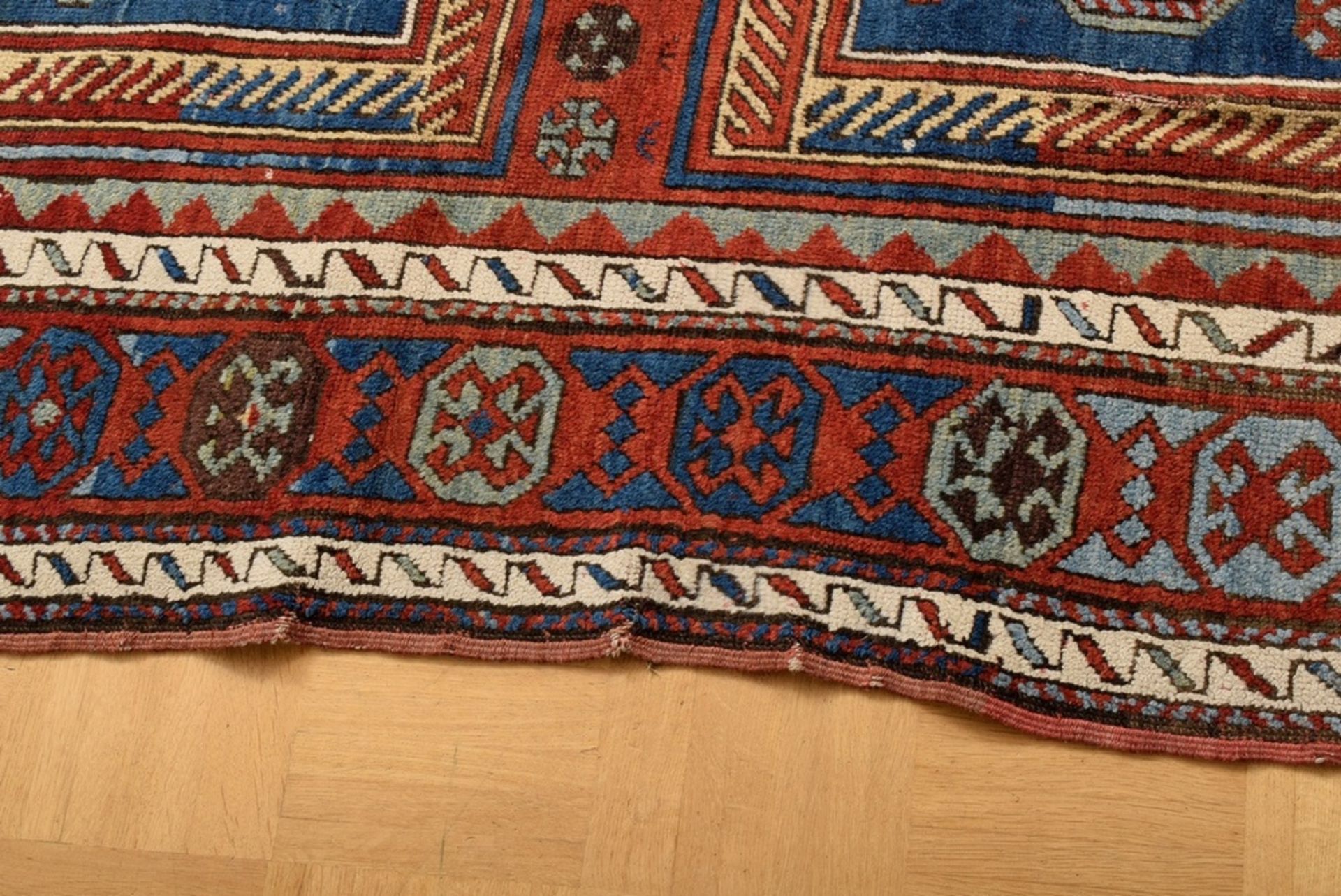 Ungewöhnlicher Kazak Teppich mit rotem Feld und | Unusual Kazak carpet with a red field and a form - Bild 3 aus 8