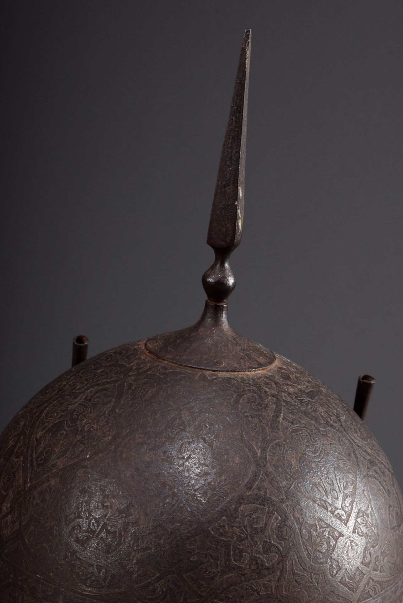 Kulah Khud Helm mit geätzter Dekoration und Kora | Kulah Khud helmet with etched decoration and Kor - Bild 4 aus 10
