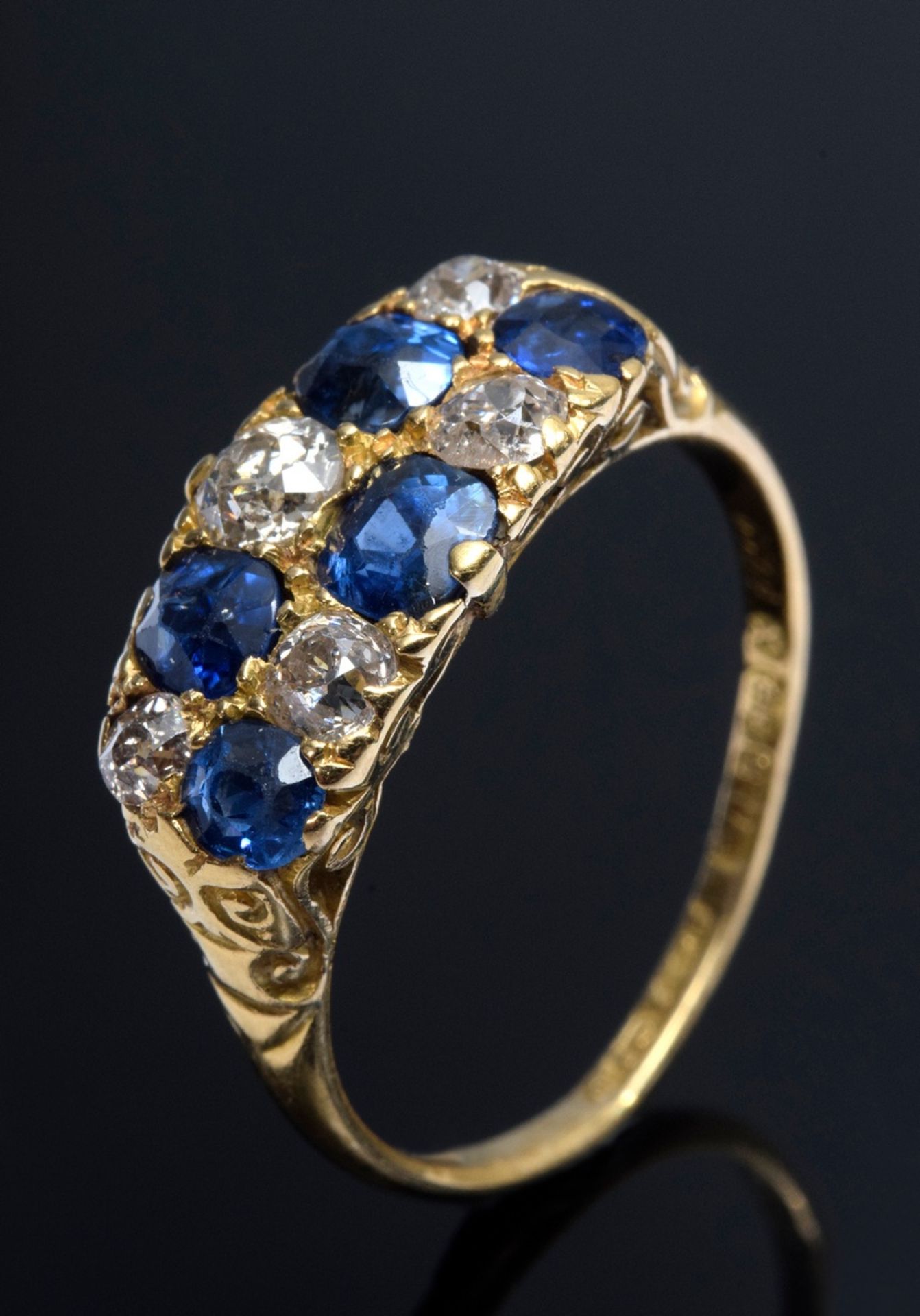 Ring mit alternierenden Diamanten und synthetisc | Ring with alternating diamonds and synthetic sap