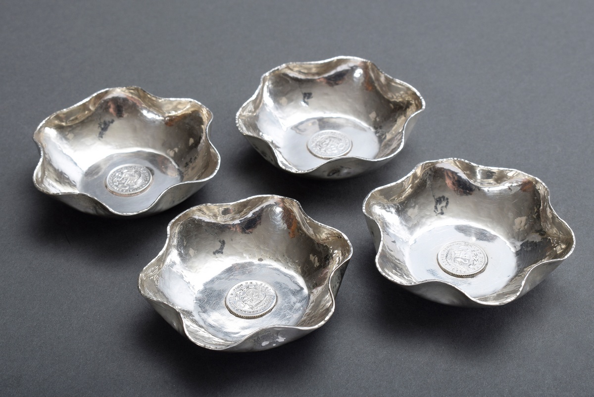 4 Martellierte Schälchen in Blütenform mit perua | 4 Martellated bowls in flower form with Peruvian