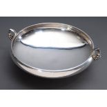Moderne runde Schale mit Traubenhenkeln, Gebrüder | Modern round bowl with grape handles, Gebrüder