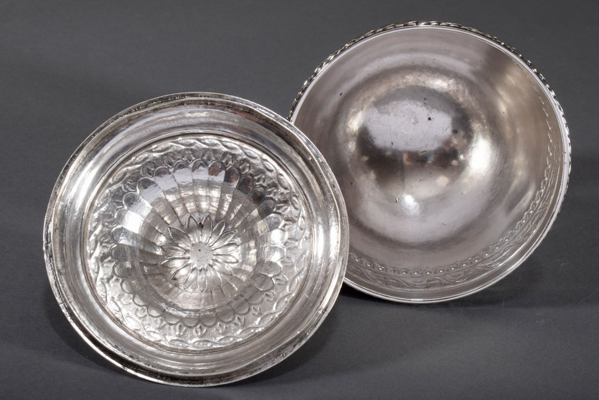 Deckelschale in klassizistischer Façon mit flora | Lidded bowl in classicist style with floral garl - Bild 2 aus 8