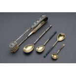 5 Diverse russische Besteckteile (Zuckerzange un | 5 Various Russian cutlery pieces (sugar tongs an