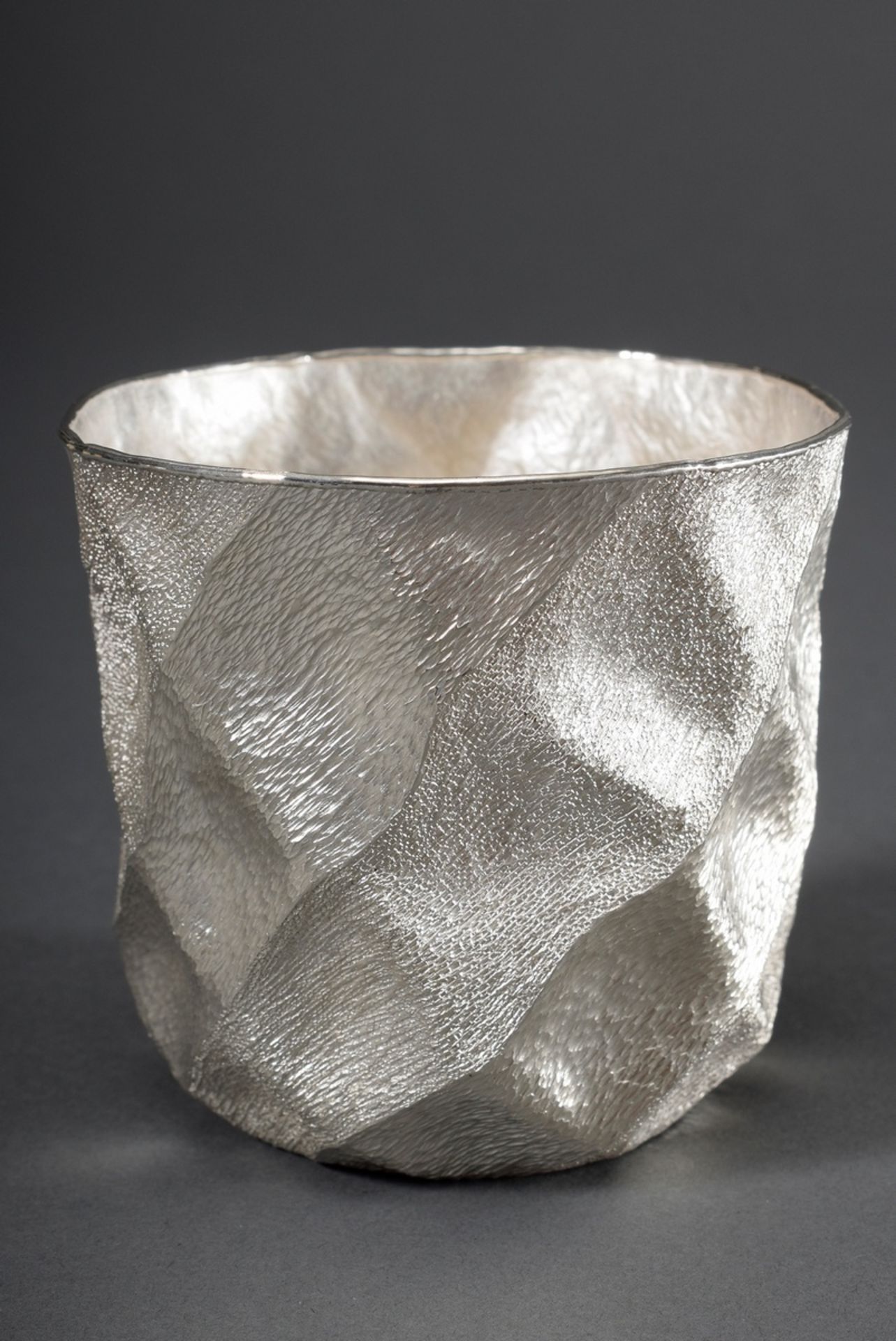 Moderner Becher mit wabenartiger Struktur, Unika | Modern cup with honeycomb-like structure, unique - Bild 2 aus 4