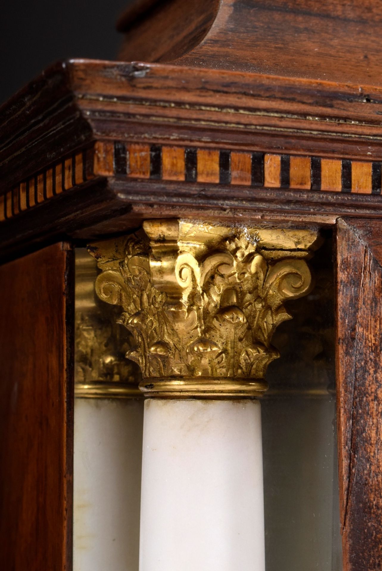 Pendule in Holzgehäuse mit Muschelintarsien, sei | Pendulum in wooden case with shell inlays, later - Bild 11 aus 11