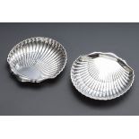 Paar kleine, amerikanische Muschelschalen auf zw | Pair of small American shell bowls on two ball f
