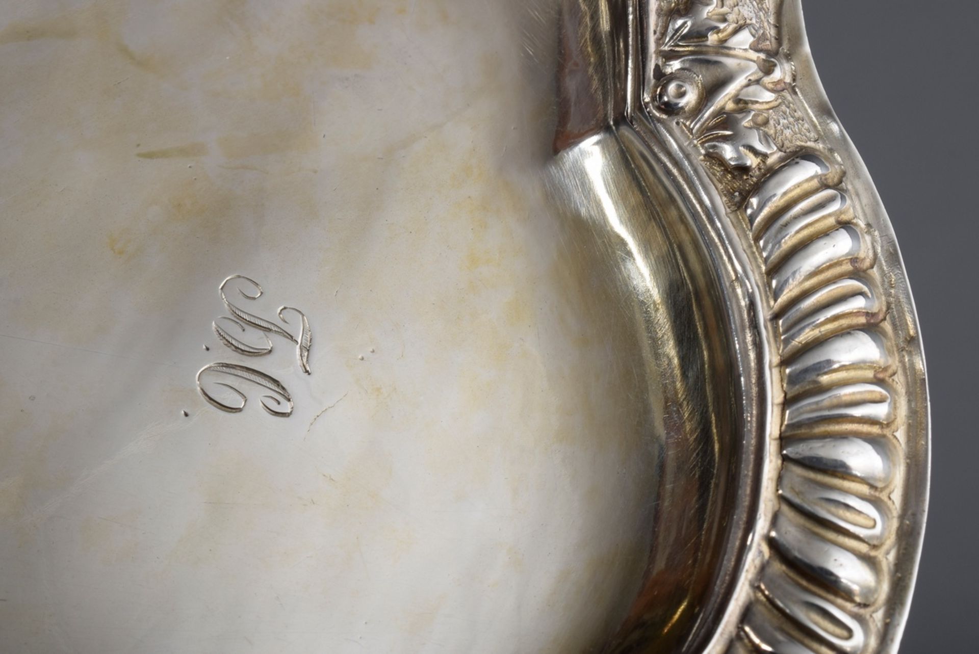 Régence Salver mit passigem, gerilltem Rand und | Salver with a fitted, grooved rim and engraved C - Bild 6 aus 6