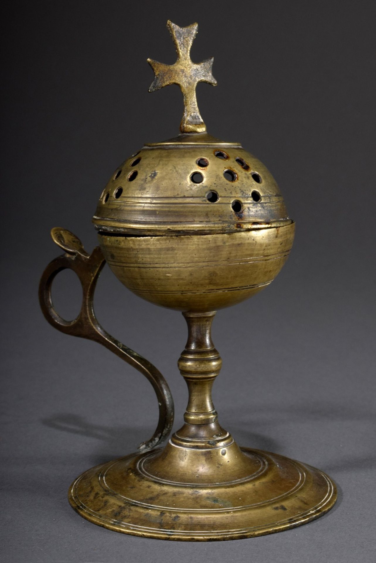 Kirchliches Räuchergefäß in Form eines Reichsapf | Ecclesiastical censer in the shape of an imperia