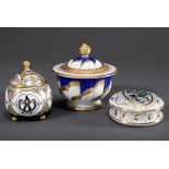 3 Diverse Art Deco Porzellan Deckeldosen in vers | 3 Various Art Deco porcelain lidded boxes in dif