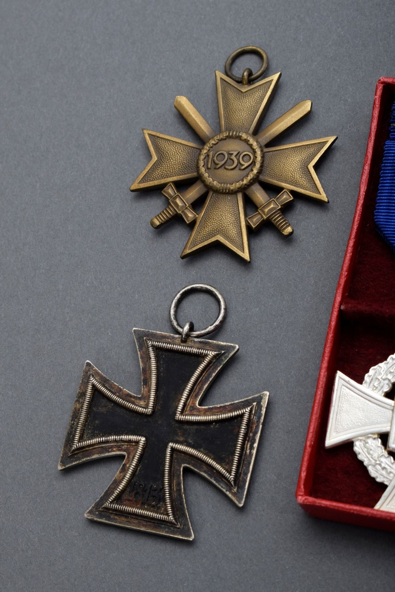 4 Diverse Orden und Ehrenzeichen, WK II.: 1 Eise | 4 Various orders and decorations, WW II: 1 Iron - Bild 7 aus 7