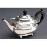Kleine Englische Teekanne auf Kugelfüßen mit Ril | Small English teapot on ball feet with grooved a