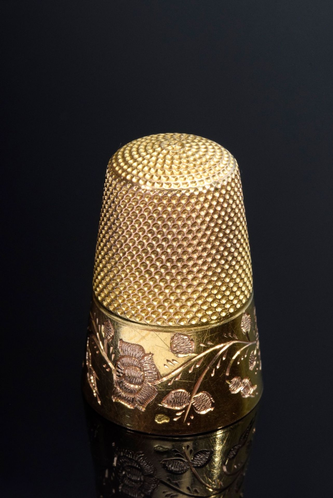 Antiker GG 750 Fingerhut mit gravierter Blütenbo | Antique GG 750 thimble with engraved floral bord