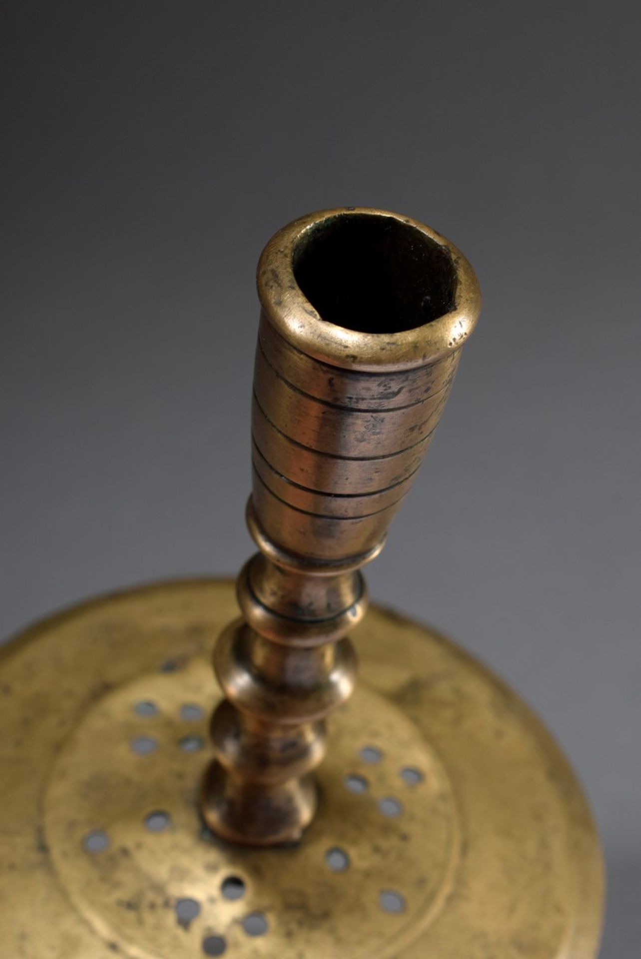 Gotischer Gelbguss Leuchter mit drei Wülsten auf | Gothic brass candlestick with three beads on a w - Image 2 of 3