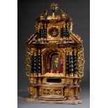 Barocker Hausaltar mit opulent dekorierter dreif | Baroque house altar with opulently decorated thr