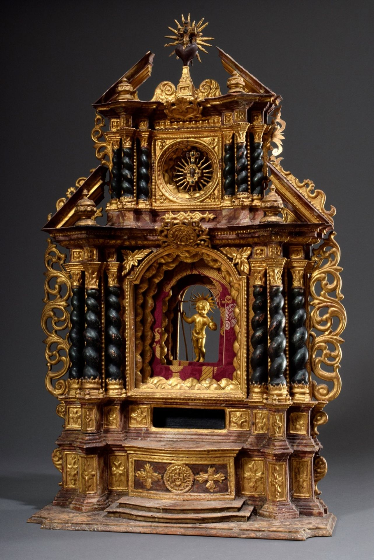 Barocker Hausaltar mit opulent dekorierter dreif | Baroque house altar with opulently decorated thr