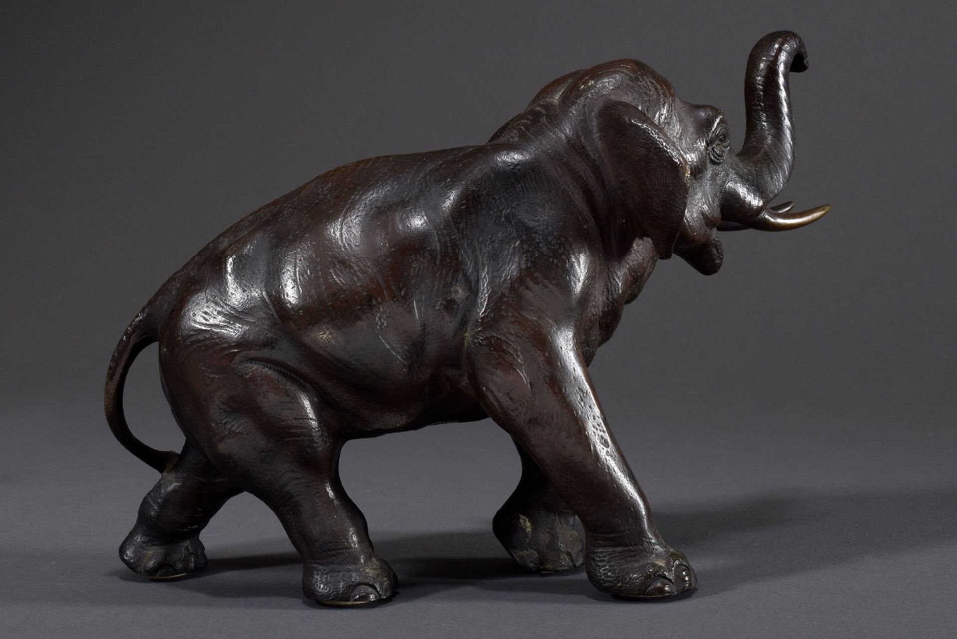 Bronze "Schreitender Elefant mit erhobenem Rüssel" | Bronze "Striding elephant with raised trunk", - Bild 2 aus 6