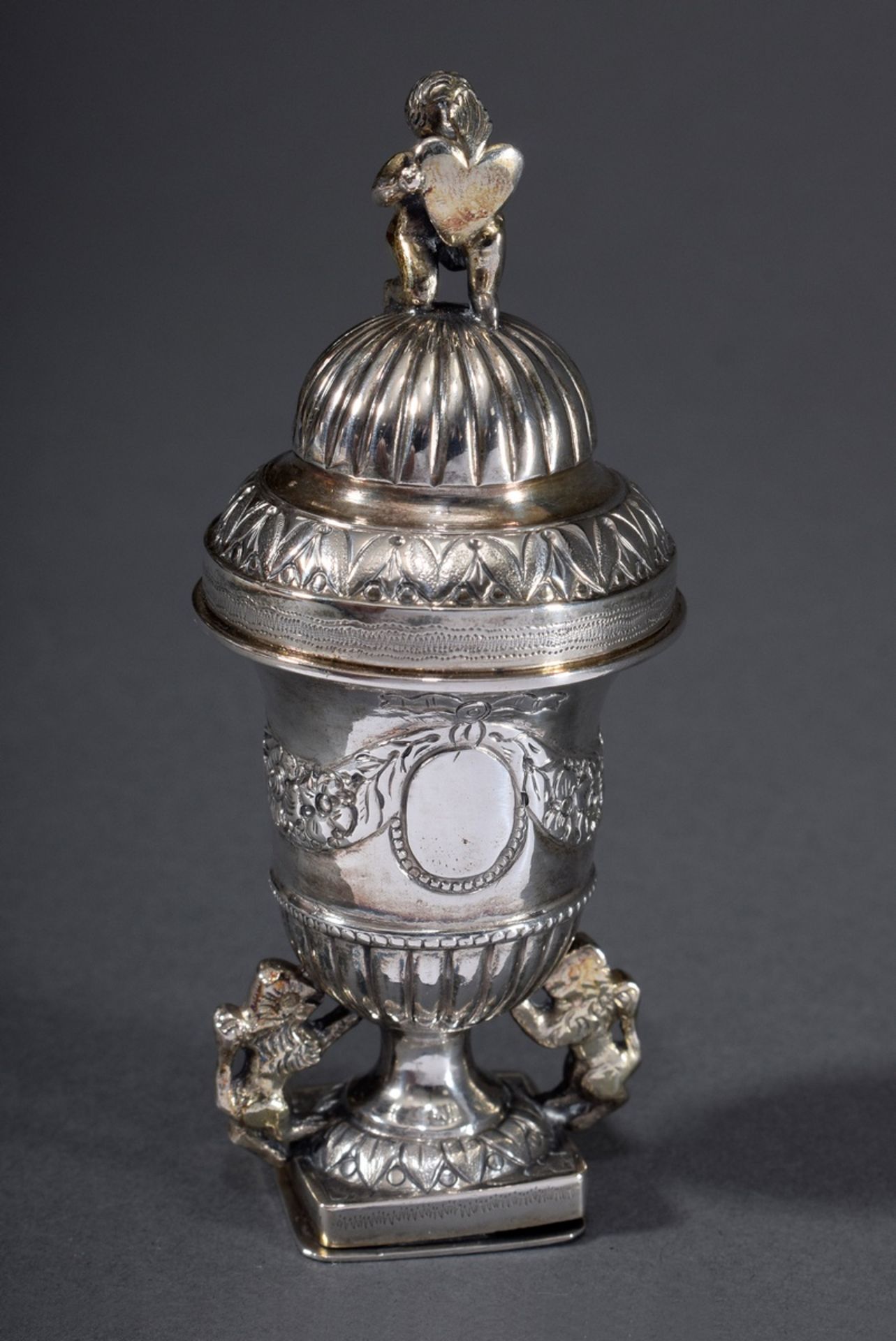 Klassizistischer Pomander in Vasenform mit figür | A classicistic pomander in the shape of a vase w