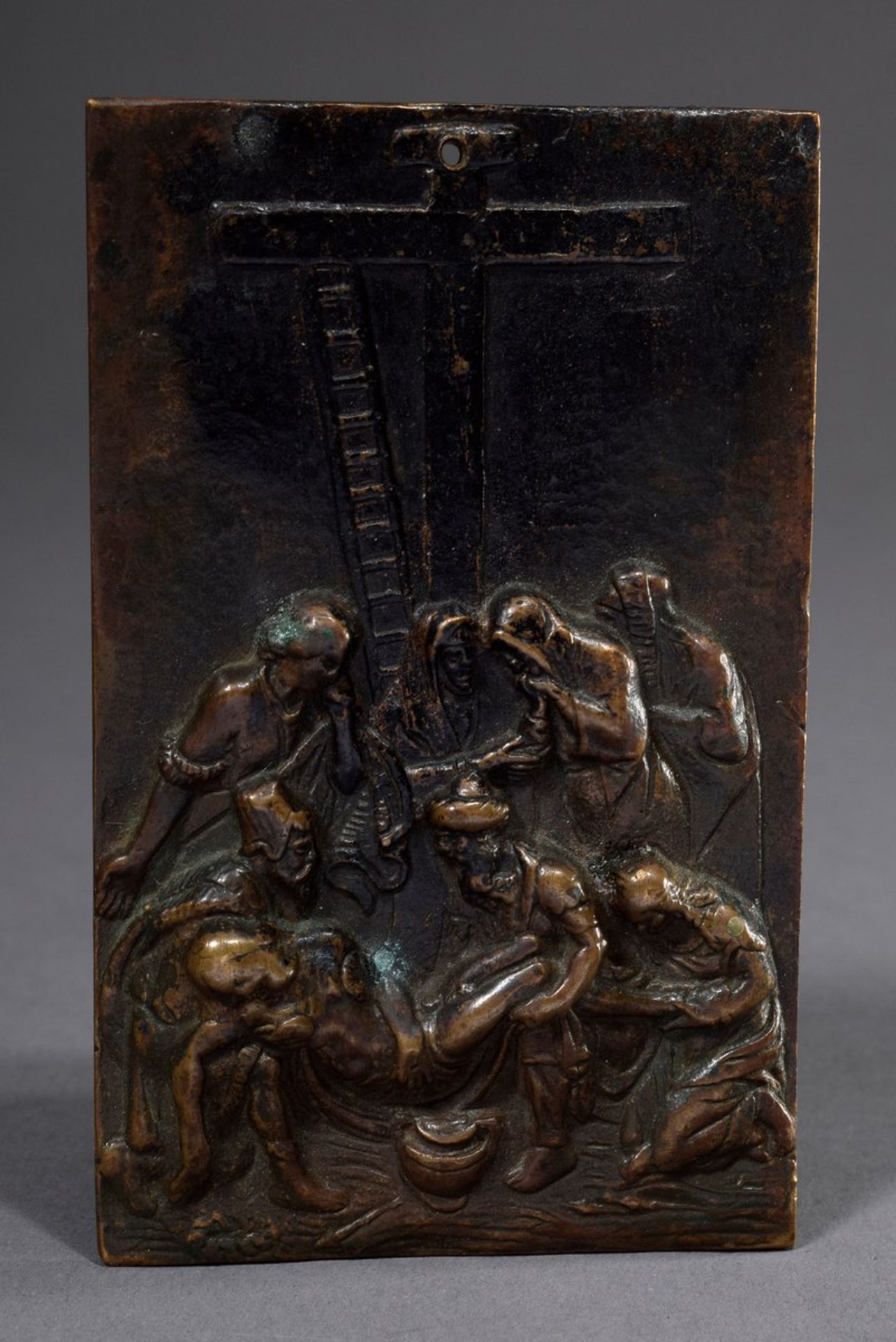 Bronzeplakette „Kreuzabnahme“, dunkel patiniert, | Bronze plaque "Deposition from the Cross", dark