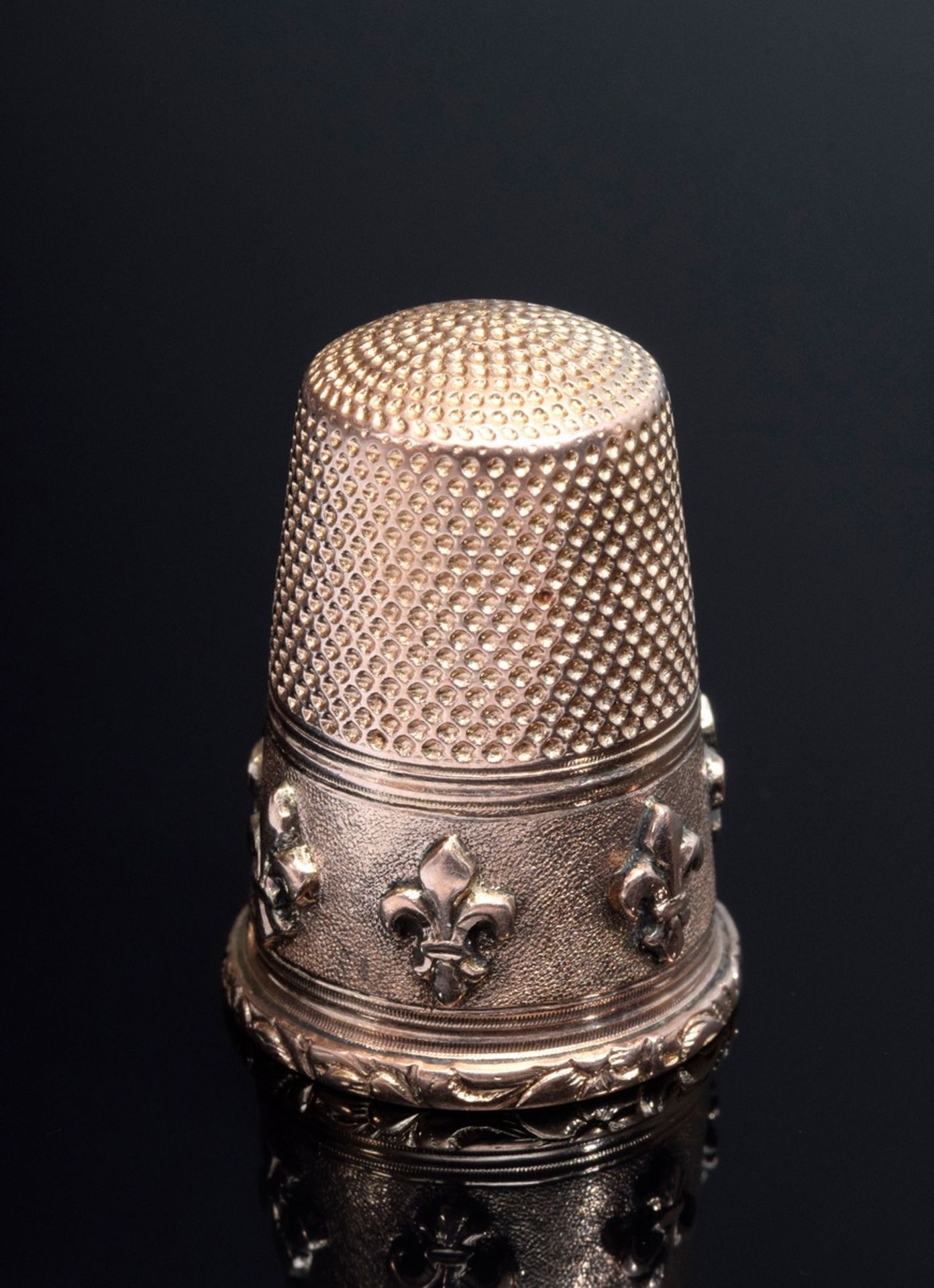 RG 750 Fingerhut mit plastischem "Fleur-de-Lys" Fr | RG 750 Thimble with sculptural "Fleur-de-Lys" - Image 2 of 4