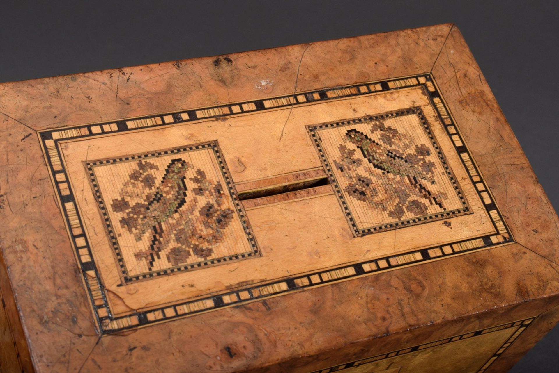 Rechteckige Holz Spardose mit Strohintarsien „Vö | Rectangular wooden money box with straw inlays " - Bild 2 aus 5