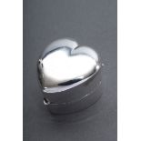 Herzförmige Ringdose mit Samtauskleidung, Adie & | Heart-shaped ring box with velvet lining, Adie &